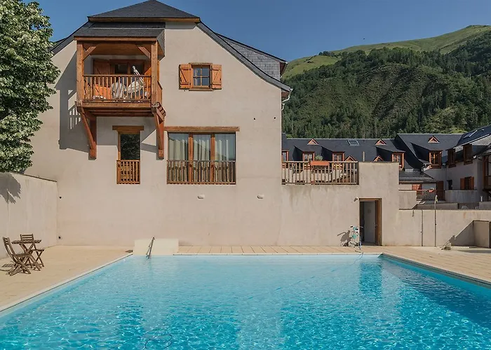 Village Vignec מלון